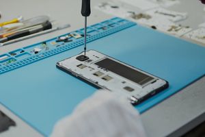 Який набір прецизійних викруток iFixit потрібен для заміни здутої батареї у смартфоні?