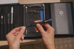 Что входит в комплект iFixit Pro Tech Toolkit и как его использовать?